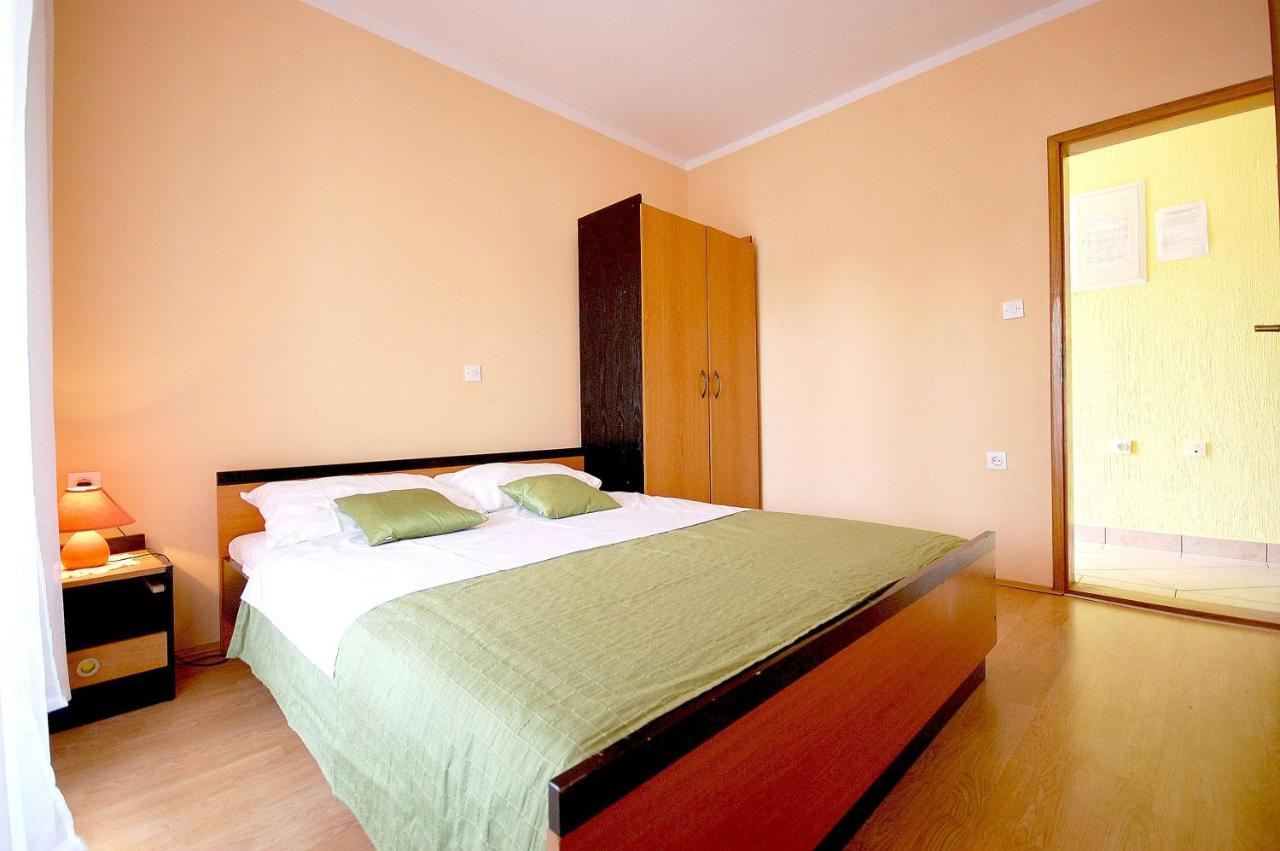 Apartment Ivan By El-Pi Tours Malinska Buitenkant foto